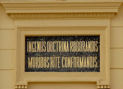 Tabla z napisom Ingeniis doctrina roborandis moribusrite conformandis na zgradbi fakultete