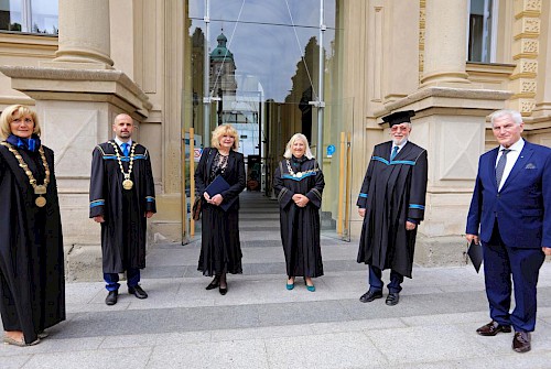 Dekanka FZV Majda Pajnkihar, prorektor Miralem Hadžiselimović, zaslužna profesorica Jana Goriup, dekanka PF Vesna Rijavec, častni doktor Wolfgang Jelinek in zaslužni profesor Ludvik Toplak; FOTO: Andrej Petelinšek