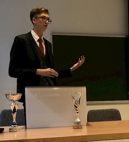 Zmagovalec Rubikon tekmovanja 2018 Anej Irgolič; foto: dr. Saša Zagorc in dr. Ciril Ribičič