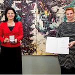 Prof. dr. Verica Trstenjak in avstrijska veleposlanica v Sloveniji, mag. Sigrid Berka; FOTO: Katja Kolba