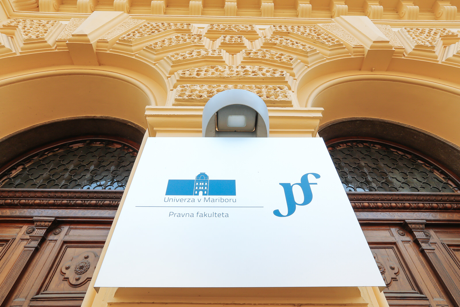 ONLINE brezplačni tečaj slovenskega jezika za pravnike z dr. Natašo Hribar ONLINE brezplačni tečaj slovenskega jezika za pravnike z dr. Natašo Hribar