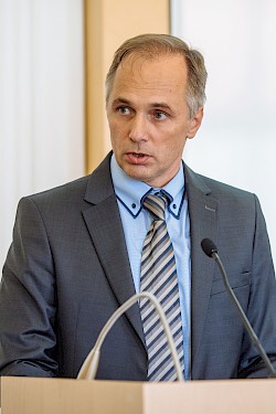 Prof. dr. Rajko Knez za govorniškim pultom