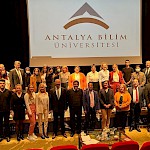 Izr. prof. dr. Suzana Kraljić, študentki Sanja Čahuk in Melanija Lango na XV. mednarodni konferenci za mlade kazenske pravnike in pravnice - Slika 1