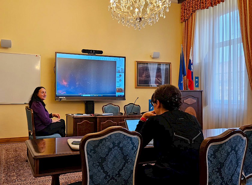 Prof. dr. Janja Hojnik v Senatni sobi fakultete