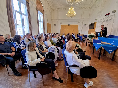 Fotografija prikazuje eno izmed preteklih podelitev diplom Fotografija prikazuje eno izmed preteklih podelitev diplom