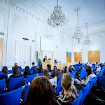 Pogled na predavalnico Auditorium Maximum z udeleženci mednarodne konference ter prof. dr. Suzana Kraljić za govorniškim pultom