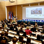 Pogled na polno dvorano udeležencev mednarodne konference Medicina, pravo in družba 2025 na temo »Medicina in farmacija v službi zdravja« (pomanjšana fotografija)