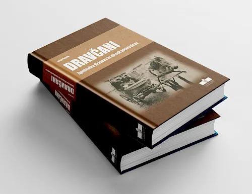 Fotografija monografije prof. dr. Janje Hojnik z naslovom Dravčani - zgodovina Dravcev in njenih prebivalcev Fotografija monografije prof. dr. Janje Hojnik z naslovom Dravčani - zgodovina Dravcev in njenih prebivalcev