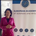 Na fotografiji prof. dr. Verica Trstenjak pred roll-upom Evropske akademije znanosti in umetnosti