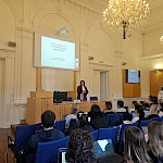 Gostujoča predavateljica prof. dr. Verica Trstenjak pred avditorijem študentov v predavalnici na Pravni fakulteti Univerze v Mariboru