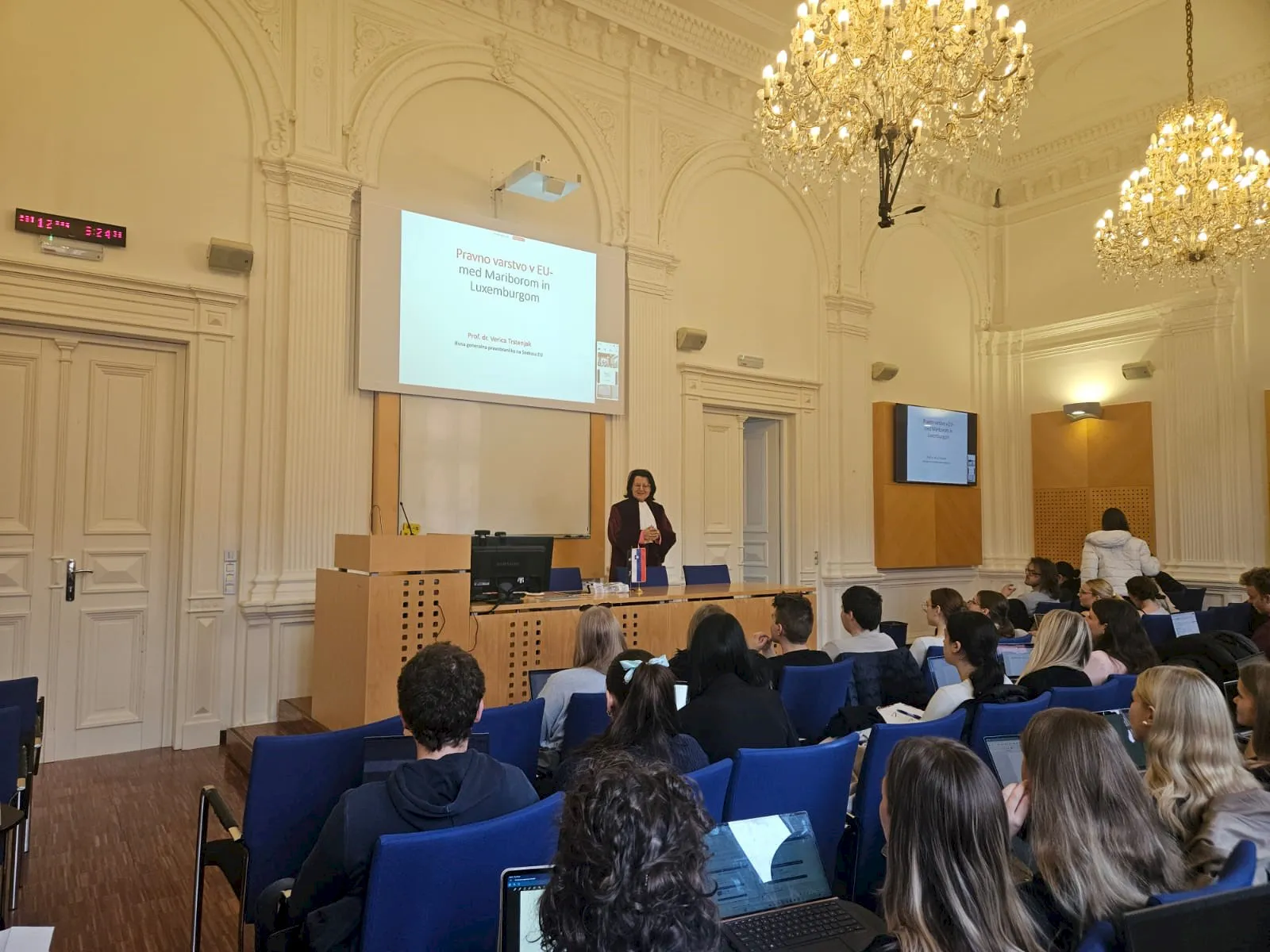 Gostujoča predavateljica prof. dr. Verica Trstenjak pred avditorijem študentov v predavalnici na Pravni fakulteti Univerze v Mariboru Gostujoča predavateljica prof. dr. Verica Trstenjak pred avditorijem študentov v predavalnici na Pravni fakulteti Univerze v Mariboru