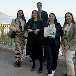 Skupinska fotografija tekmovalk Lorene Topolovec, Ane Veronika Borko, Anje Kmetec, Altine Lami ter mentorja ekipe doc. dr. Aljoše Polajžarja (pomanjšana velikost)
