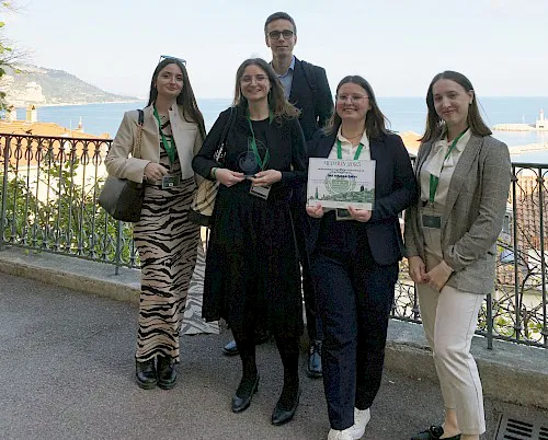 Skupinska fotografija tekmovalk Lorene Topolovec, Ane Veronika Borko, Anje Kmetec, Altine Lami ter mentorja ekipe doc. dr. Aljoše Polajžarja (pomanjšana velikost) Skupinska fotografija tekmovalk Lorene Topolovec, Ane Veronika Borko, Anje Kmetec, Altine Lami ter mentorja ekipe doc. dr. Aljoše Polajžarja (pomanjšana velikost)