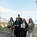 Skupinska fotografija tekmovalk Lorene Topolovec, Ane Veronika Borko, Anje Kmetec, Altine Lami ter doc. dr. Aljoše Polajžarja (pomanjšana velikost)