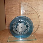 Fotografija steklene plaklete za »Best delegate« (1. mesto)
