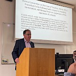 Prof. dr. Gregoryja Foxa za govorniškim pultom v predavalnici D na temo »Legal problems arising from a potential Russia-Ukraine peace agreement«