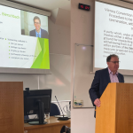Prof. dr. Richard Bierschbach in prof. dr. Gregoryja Foxa za govorniškim pultom na PF UM