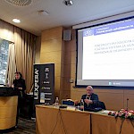 Doc. dr. Mojca Tancer Verboten za govorniškim pultom na konferenci Položaj javnih uslužbencev in funkcionarjev (pomanjšana fotografija)