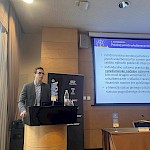 Doc. dr. Aljoša Polajžar za govorniškim pultom na konferenci Položaj javnih uslužbencev in funkcionarjev