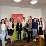 Sodelujoči na študentskem projektu »Digitalni prehod in delovna razmerja (DigiWork)« pod mentorstvom prof. dr. Darje Senčur Peček ter sodelovanjem Elektra Maribor d.d. pred roll-upom z logotipom Elektra Maribor d.d.
