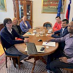 Prof. dr. Bekzod Musaev, dekan fakultete za zasebno pravo na TSUL, prof. dr. Ikhtiyor Bekov, vodja katedre za ustavno pravo na Državni pravni univerzi v Taškentu, gospa Petra Gorjup, Jasmina Klojčnik, doc. dr. Cocou Marius Mensah in doc. dr. Rok Dacar v Dekanatu Pravne fakultete Univerze v Mariboru