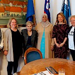 Na fotografiji prof. dr. Razaana Denson, prof. dr. Elmarie Knoetze in prof. dr. Marc  Welgemoed s PF Nelson Mandela University iz Port Elizabeth (Južna Afrika) ter prof. dr. Suzana Kraljić, prof. dr. Tjaša Ivanc in Jasmina Klojčnik