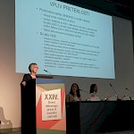 Prof. dr. Darja Senčur Peček za govorniškim pultom na tradicionalnih XXIV. Dnevih delovnega prava in socialne varnosti.
