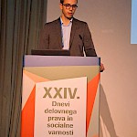 Doc. dr. Aljoša Polajžar za govorniškim pultom na tradicionalnih XXIV. Dnevih delovnega prava in socialne varnosti