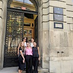 Študentke Erasmus+ programa pred vrati Okrožnega sodišča v Mariboru