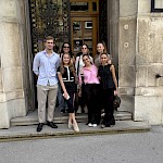Tutorja Samo in Amadeja s študentkami Erasmus+ programa pred vrati Okrožnega sodišča v Mariboru