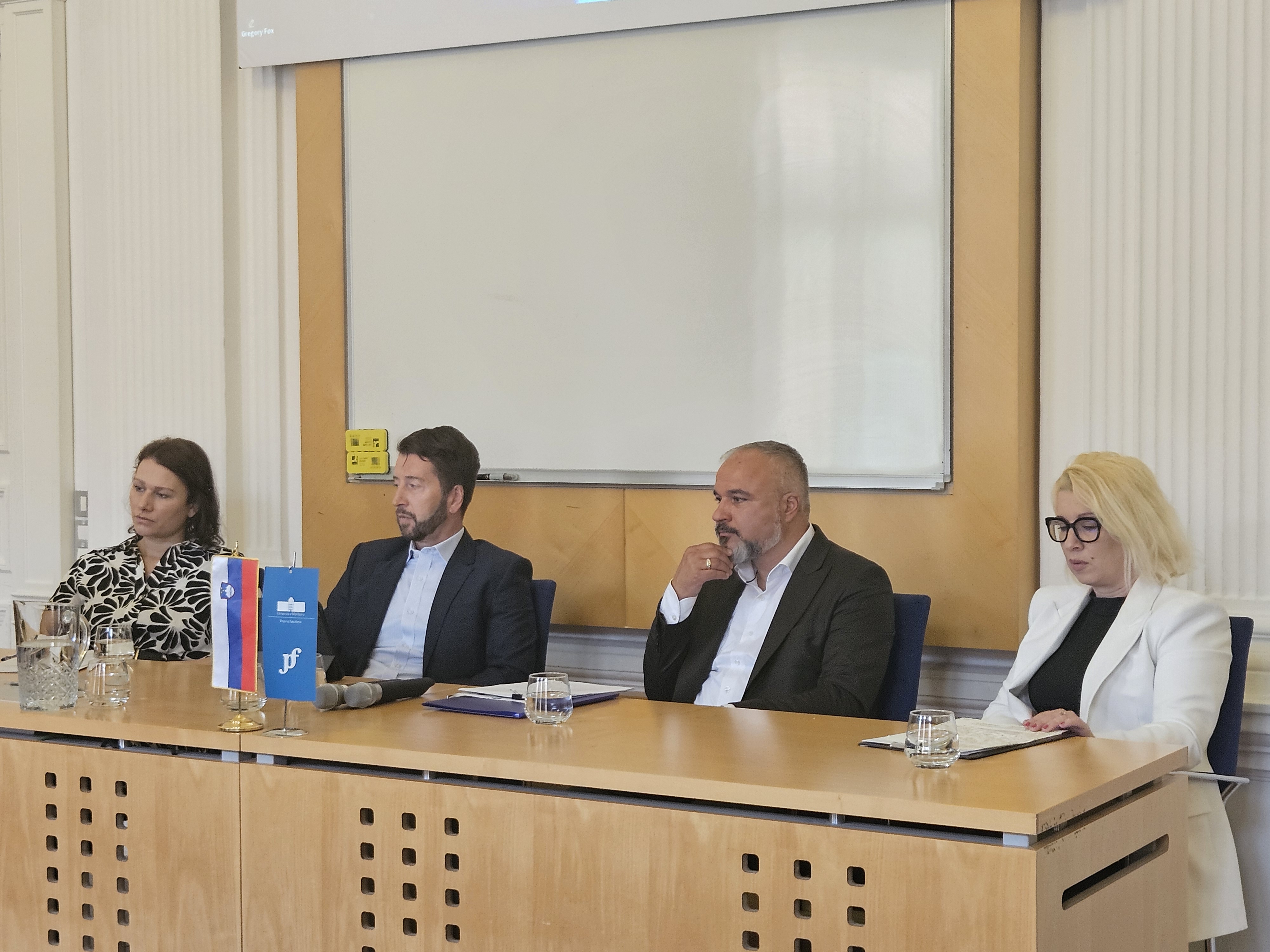 Panelisti okrogle mize ob sprejemu Konvencije o varstvu odvetniškega poklica