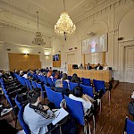 Udeleženci in panelisti okrogle mize med predavanjem prof. dr. Gregory Foxa (pomanjšana za objavo na prvi strani)