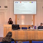 Študentka Kaja Lenart predstavlja temeljne pravice delavcev po GDPR (pomanjšana fotografija za prvo stran)