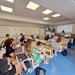 Prof. dr. Janja Hojnik v predavalnici, kjer je predavala na mednarodni poletni šoli evropskega prava Pravne fakultete z Reke