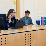Za govorniškim pultom Francesce P. Albanese