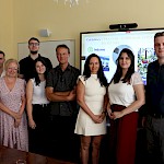 Na fotografiji sodelujoči na študentskem raziskovalnem projektu z naslovom Pravna problematika (so)bivanja v večstanovanjskih hišah in naseljih. Z leve proti desni v prvi vrsti: Jasmina Klojčnik , Veronika Mikl, Vlado Pulko, Nataša Samec Berghaus, Onja Koler in Matias Kocijančič. V drugi vrsti iz leve proti desni: Matej Velichkovski in  Nikola Mitrović.