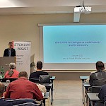 Doc. dr. Aljoša Polajžar za govorniškim pultom na strokovnem posvetu Združenja svetov delavcev Slovenije