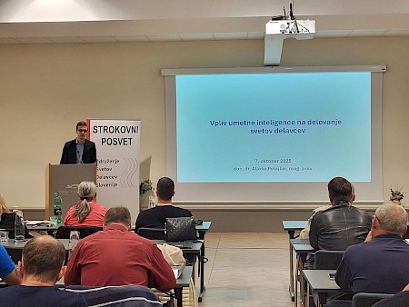 Doc. dr. Aljoša Polajžar za govorniškim pultom na strokovnem posvetu Združenja svetov delavcev Slovenije Doc. dr. Aljoša Polajžar za govorniškim pultom na strokovnem posvetu Združenja svetov delavcev Slovenije