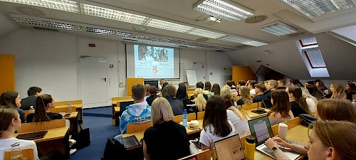 Pomanjšana za objavo: predavalnica A polna študentov Pomanjšana za objavo: predavalnica A polna študentov