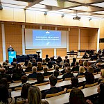 Za govorniškim pultom prof. dr. Tomaž Keresteš, dekan PF UM v dvorani Vladimirja Bračiča na UM