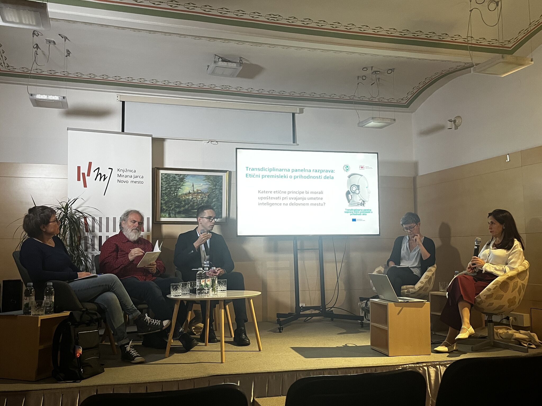 Od leve proti desni: dr. Karolina Babič, dr. Rajko Muršič, dr. Aljoša Polajžar, dr. Kristina Toplak in dr. Nadia Molek