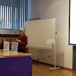 Prof. dr. Darja Senčur Peček za govorniškim pultom