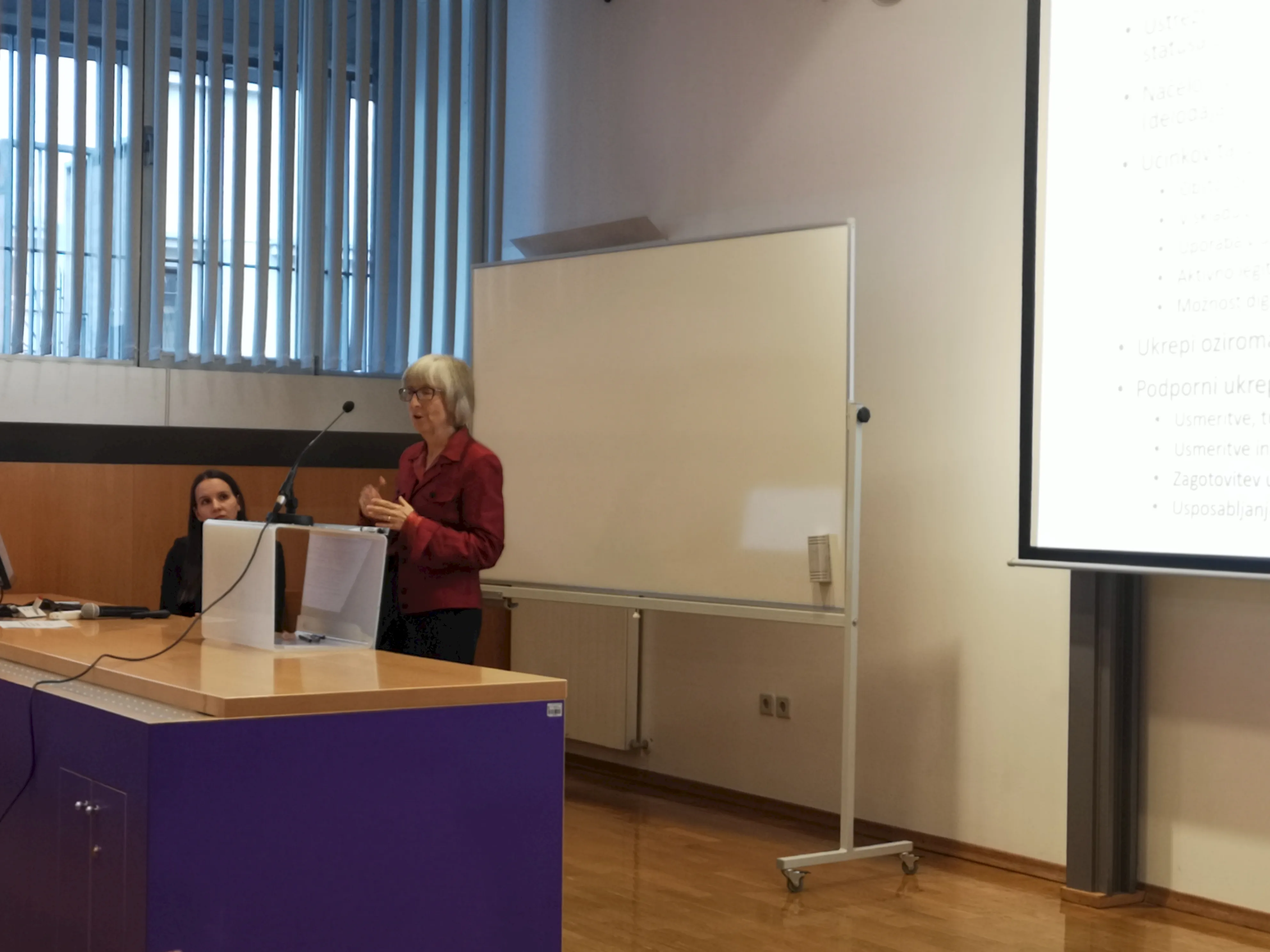 Prof. dr. Darja Senčur Peček za govorniškim pultom