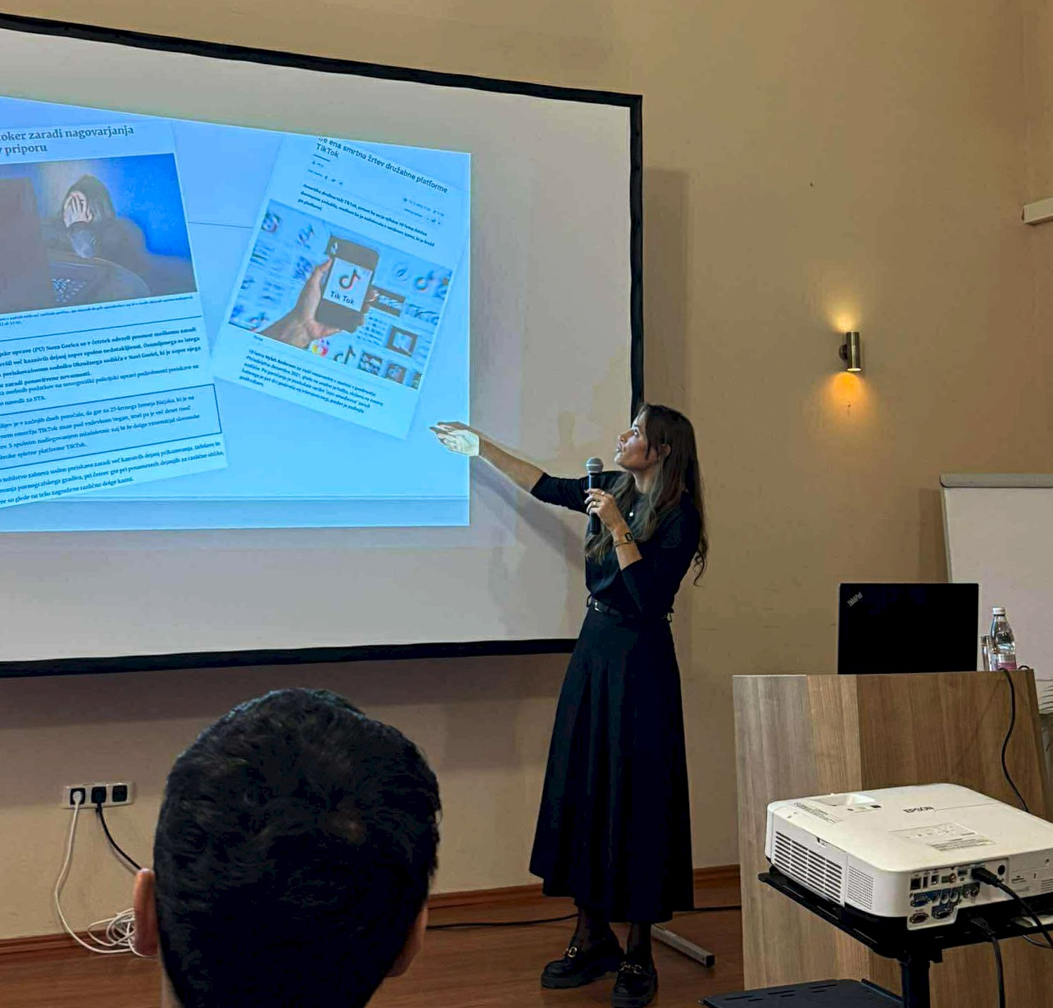 Asist. Lina Burkelc Juras med predavanjem Asist. Lina Burkelc Juras med predavanjem