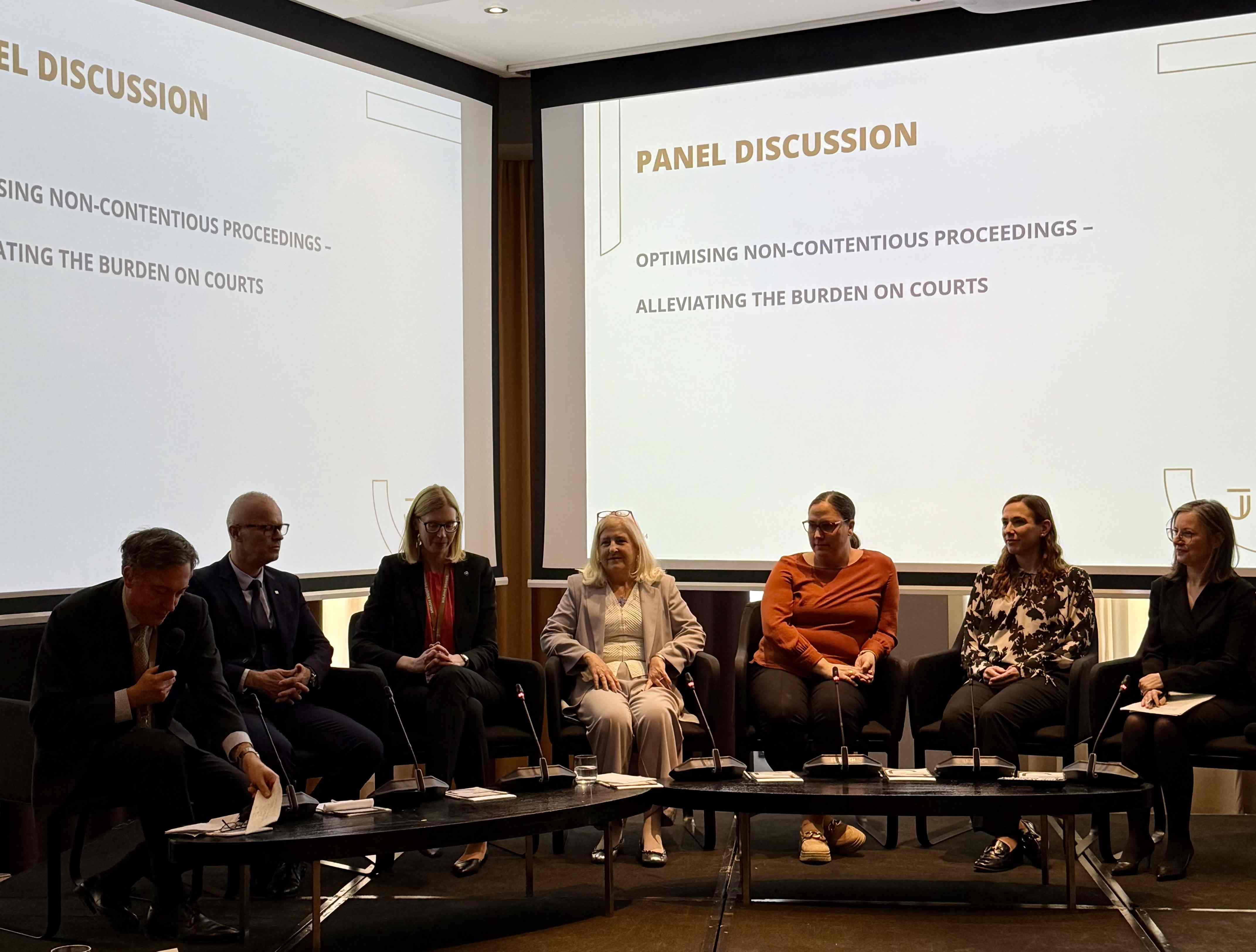 Prof. dr. Vesna Rijavec, na fotografiji v sredini, na konferenci v okviru projekta Justice Without Litigation II