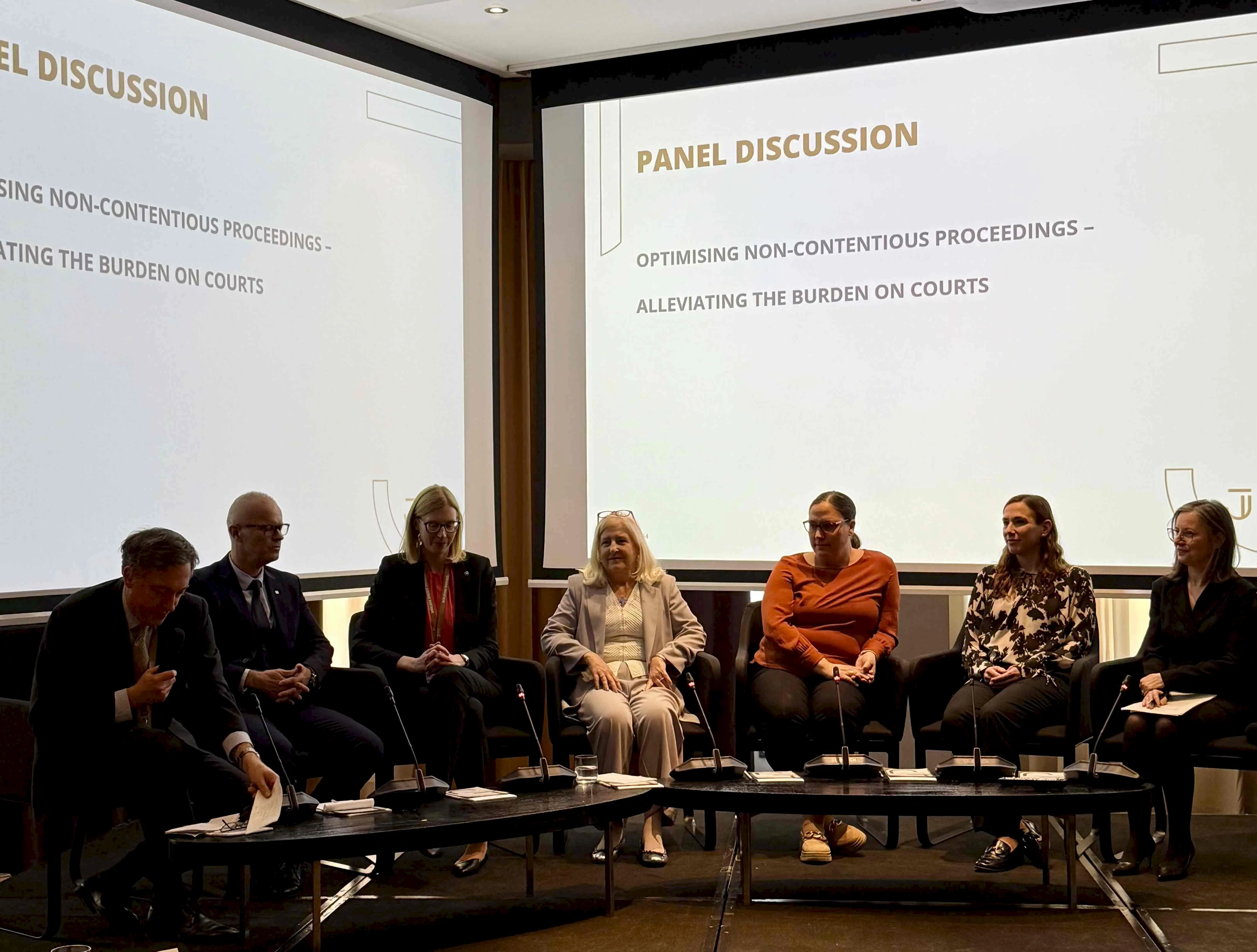 Prof. dr. Vesna Rijavec, na fotografiji v sredini, na konferenci v okviru projekta Justice Without Litigation II Prof. dr. Vesna Rijavec, na fotografiji v sredini, na konferenci v okviru projekta Justice Without Litigation II