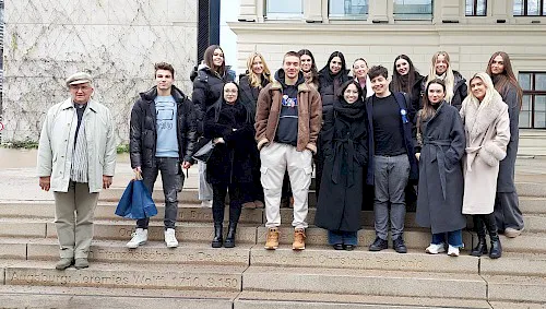 Izr. prof. dr. Borut Holcman skupaj s študenti 2. letnika Izr. prof. dr. Borut Holcman skupaj s študenti 2. letnika