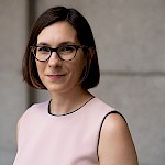 Profilna fotografija prof. dr. Veronike Fikfak