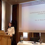 Za govorniški pultom doc. dr. Mojca Tancer Verboten