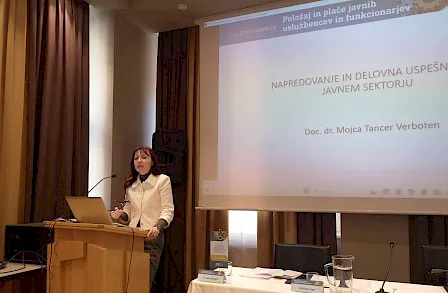 Za govorniški pultom doc. dr. Mojca Tancer Verboten